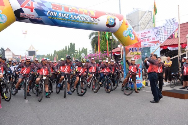 Kapolda Riau Irjen Pol Widodo Eko Prihastopo melepas ratusan peserta Fun Bike di Halaman Mapolda Riau