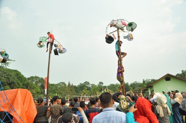 Pemerintah Desa Muntai bersama Karang Taruna Cakra Kirana menggelar pesta rakyat /hari