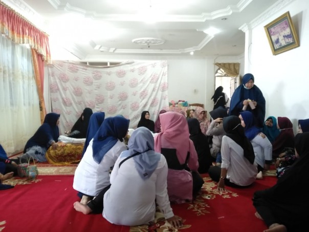 Suasana di rumah duka ibunda Ketua DPW FPI Kota Pekanbaru Al Husnie Thamrin, Hj Yusnawati di Jalan Kenanga, Gang Tauhid, Kecamatan Sukajadi, Pekanbaru 