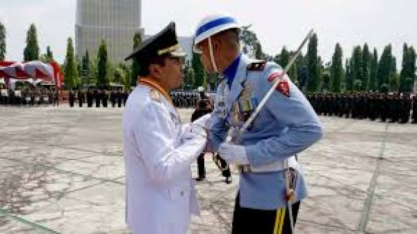 Gubernur Syamsuar memberikan ucapan selamat kepada Komandan Batalyon Komando 462 Paskhas Mayor Pasukan Yoseph M. Purba, MAvnMgt, MMS, pcsc/IST