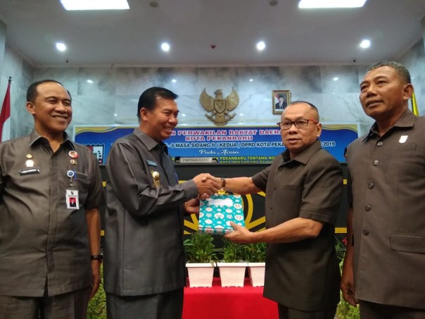 Walikota Pekanbaru Firdaus menyerahkan usulan APBD Perubahan 2019 ke DPRD Pekanbaru (foto/surya)