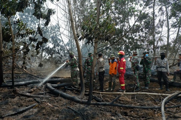 Pemandaman api oleh TNI dan Polri di salah satu kawasan di Riau yang terbakar