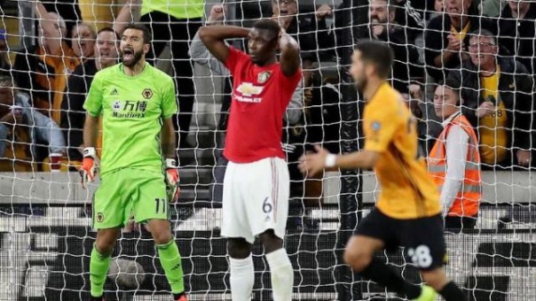 Ekspresi Pogba usai gagal mengeksekusi penalti dalam laga MU melawan Wolverhampton Wanderers, Selasa dini hari tadi. Foto: int 