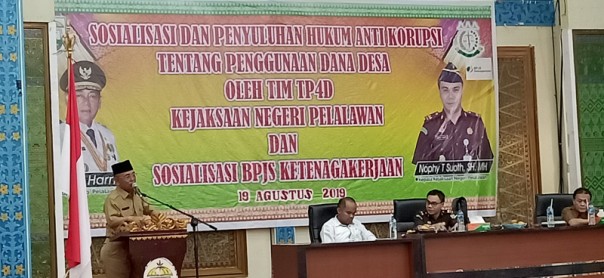 Bupati Harris membuka Penyuluhan Hukum Anti Korupsi Penggunaan Dana Desa oleh TP4D Kabupaten Pelalawan/ardi