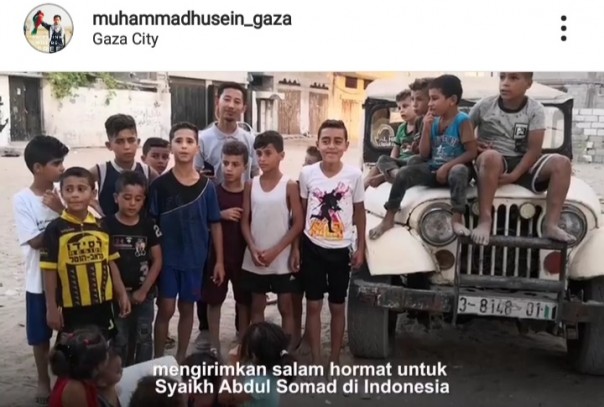 Anak-anak Palestina ditemani aktivis Palestina dari Indonesia Muhammad Husein turut mendoakan Ustaz Abdul Somad
