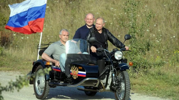 Vladimir Putin tertangkap kamera membawa sepeda motor tanpa mengenakan helm. Foto: int 