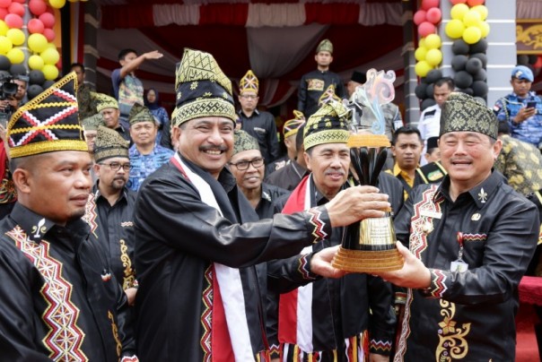 Menteri Pariwisata Arief Yahya menyerahkan Piala dan Rekor Muri Pacu Jalur kepada Wakil Bupati H. Halim/zar
