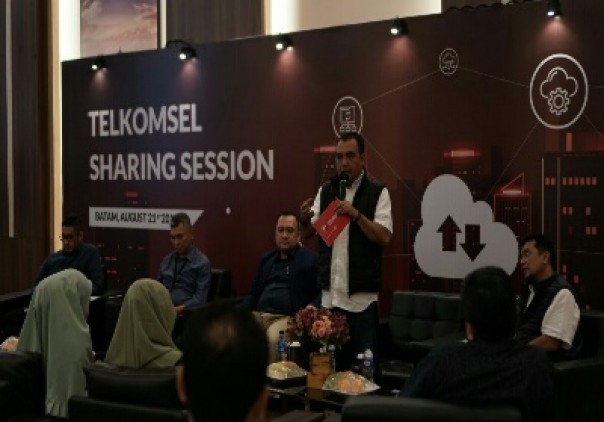 Vice President Consumer Sales Area Sumatera Telkomsel Erwin Tanjung memberikan sambutan pada Sharing Session Telkomsel bersama para pelanggan korporasi di Batam/ist