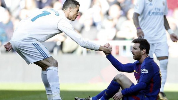 Momen Ronaldo dan Messi saat keduanya masih sama-sama berlaga di Liga Spanyol. Foto: int 
