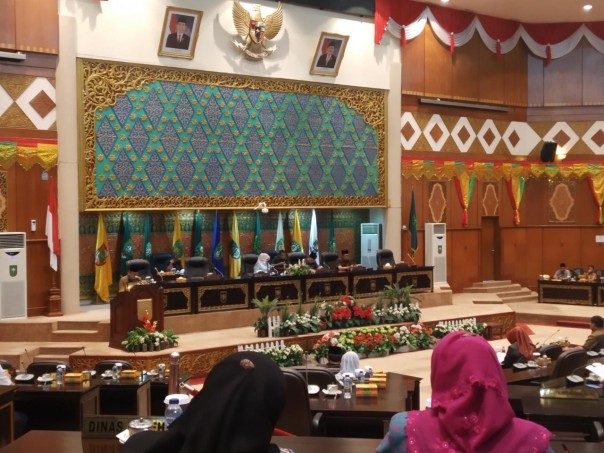Sidang Paripurna DPRD Riau tentang penyampaian notanota pengantar tentang Perubahan APBD Provinsi Riau tahun 2019