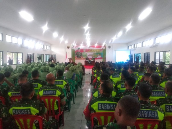 Danrem 031/Wira Bima Brigjen TNI Mohammad Fadjar berikan pengarahan kepada ratusan personel Kodim/hari