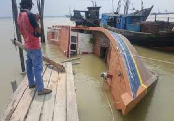 KM Banawa Nusantara 3 sudah lebih kurang seminggu tenggelam di samping Pelabuhan PT Pelindo Selatpanjang /mad