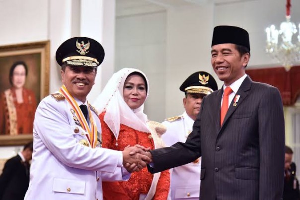 Gubernur Riau Syamsuar saat dilantik Presiden Jokowi di istana negara pada 20 Februari 2019 (foto/int)