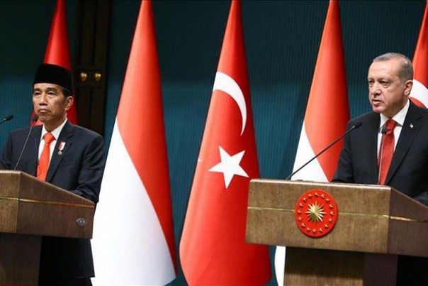 Presiden Jokowi dan Presiden Turki Recep Tayyip Erdogan memberi keterangan pers saat kunjungan Presiden Jokowi ke Turki, beberapa waktu lalu. Foto: int 