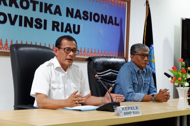 Kepala BNNP Riau Brigjen Untung Subagyo didampingi Kabid Pemberantasan Kombes Iwan saat klarifikasi terkait ribut BNN dengan Satpol PP di Dragon Pub.