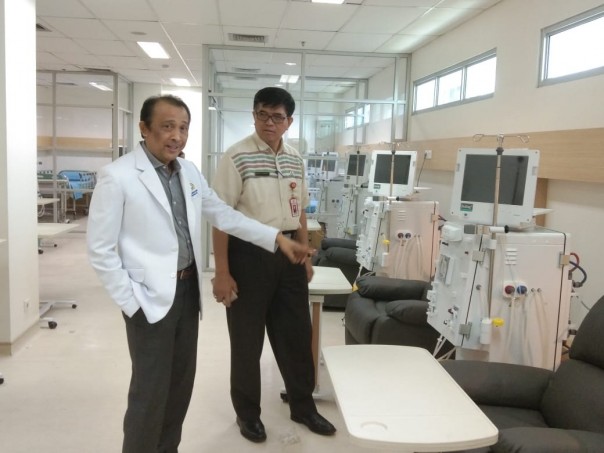 dr. Rayendra, SpPD KGH bersama Direktur RSUD Arifin Achmad, H Nuzelly Husnedi menunjukkan fasilitas cuci darah