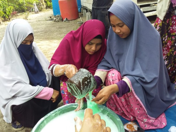 Praktik cara pembuatan sabun cair cuci piring kepada warga Kampung Temusai./lin