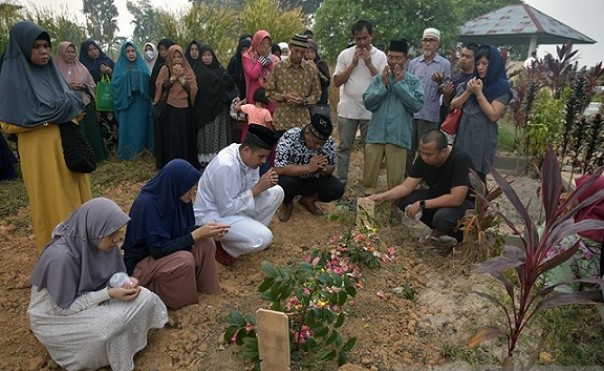 Jenazah Helmy dimakamkan di TPU Kertama Kota Pekanbaru, Minggu sore kemarin. Foto: int 