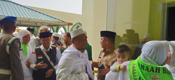 Bupati Pelalawan HM Harris saat menyambut Jamaah haji asal Pelalawan/ardi