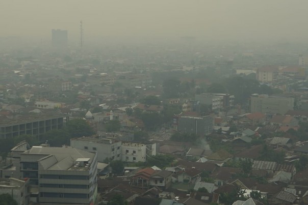 Kondisi Kota Pekanbaru yang ditutupi kabut asap Senin, 26 Agustus 2019