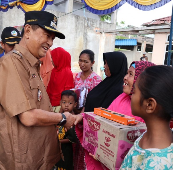 Wakil Bupati Inhil, Syamsuddin Uti menyerahkan bantuan/ADV