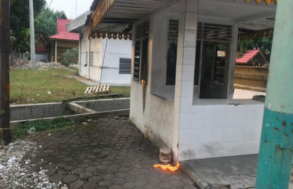 Terlihat api kecil hidup saat pos penjagaan satpol pp pekanbaru dilempar bom molotov oleh OTK. Foto. Istimewa