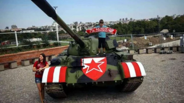 Ini tank yang dibawa suporter Red Star Belgrade saat tim mereka menjamu Young Boys. Foto: int 
