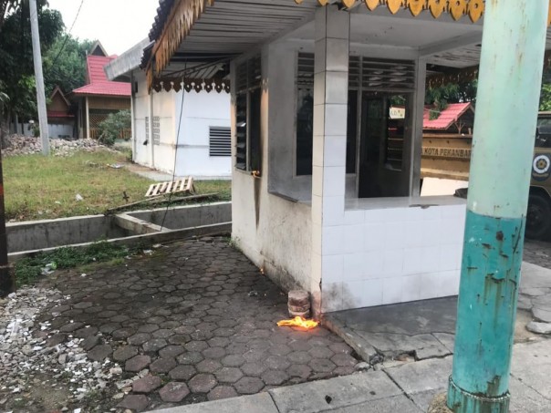Sebuah molotov dilempar oleh orang tak di kenal ke pos jaga Satpol PP Kota Pekanbaru, Selasa, 27 Agustus 2019