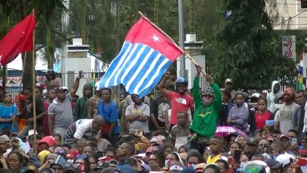 Bendera bintang kejora berkibar saat aksi demo