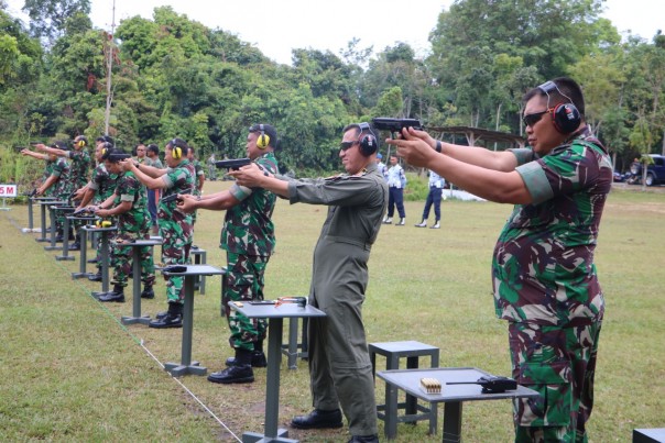 Komandan Lanud Roesmin Nurjadin Marsma TNI Ronny Irianto Moningka,ST,MM., menjajal kemampuan menembak bersama seluruh perwira/exa