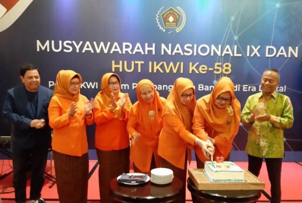 Ketua Umum IKWI Pusat Indah Kirana disaksikan Ketua Umum PWI Pusat Atal S Depari melakukan pemotongan kue HUT ke-58 IKWI./IST