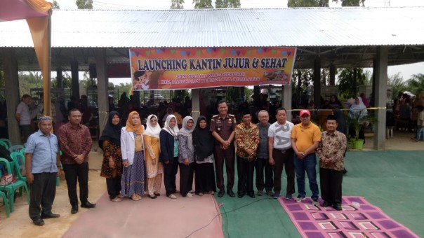 Launching Kantin Jujur dan Sehat SDN 009 Kuala Terusan Pangkalan Kerinci/ardi