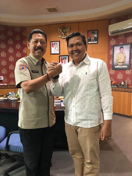 Direktur Eksekutif Pijar Melayu, Rocky Ramadani berkunjung ke Kantor BPBD Riau yang ditemui langsung Kepala BPBD Riau, Edwar Sanger./ist