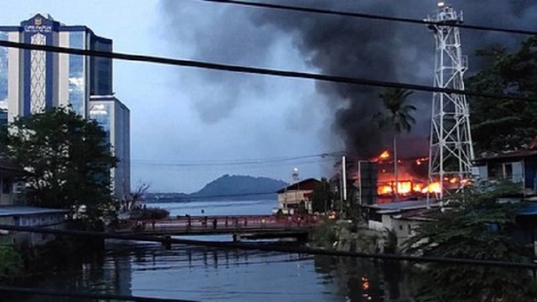 Api tampak berkobar dari salah satu gedung di Jayapura, setelah aksi di kota itu berakhir rusuh yang sekaligus membuat aktivitas di ibukota Papua itu menjadi lumpuh. Foto: int 
