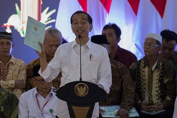 Presiden Jokowi dalam kegiatan bagi-bagi sertifikat tanah, beberapa waktu lalu. Foto: int 