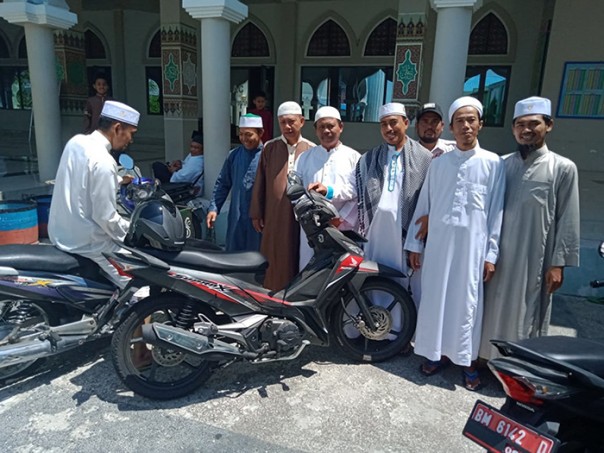  Pemkab Bengkalis, menyerahkan dua unit motor dinas untuk dua Imam Masjid Agung Istiqomah Bengkalis./hari