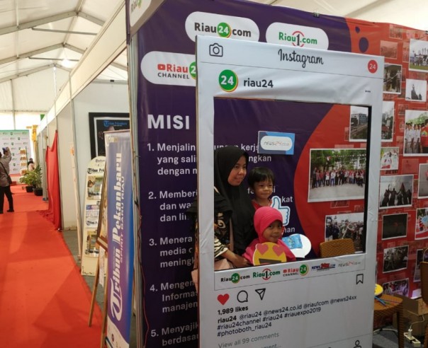 Salah satu pengunjung yang datang ke stand Riau24 Group di Riau Expo 2019 