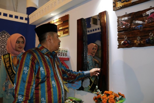 Bupati Siak H Alfedri meninjau stand Siak di Riau exspo 2019/lin