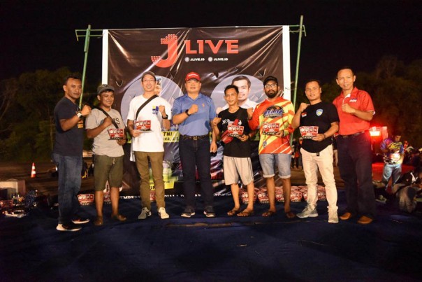 Komandan Lanud Rsn Marsma TNI Ronny Moningka menyerahan piala kepada juara Drag Race dan Drag Bike./exa