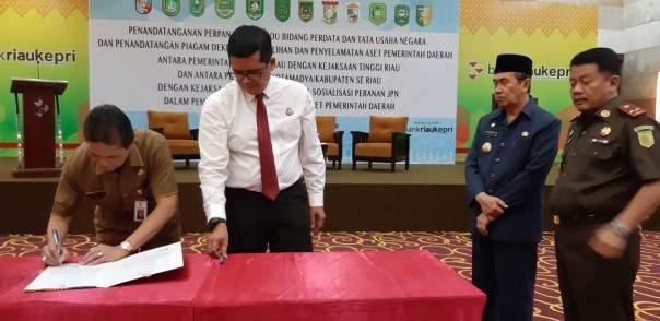 Sekretaris Daerah Dr. Dianto Mampanini teken MoU yang disaksikan Gubri dan Kajati Riau/zar