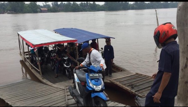 Sejumlah pengendara sepeda motor lebih memilih menyeberangi Sungai Siak untuk menghindari Operasi Patuh 2019/lin
