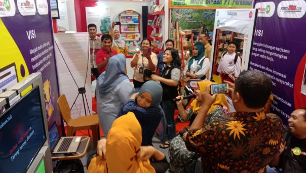 Lomba karaoke dan joget yang berlangsung di stand Riau24 Group