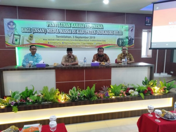 Kepala Dinas Komunikasi, Informatika, Persandian dan Statistik, HM Thaher membuka kegiatan Penyuluhan Bahasa Indonesia Bagi (Insan) Media Massa/ADV