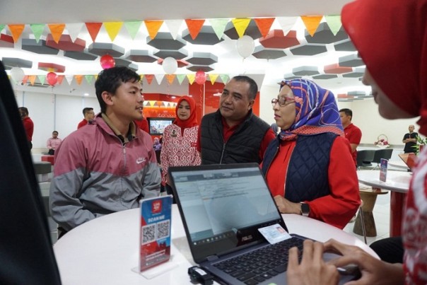 Direktur Sales Telkomsel Ririn Widaryani saat menyapa dan melayani pelanggan dalam momen memperingati Hari Pelanggan Nasional. Menyambut Hari Pelanggan Nasional Telkomsel kembali mengapresiasi seluruh pelanggan setianya /IST