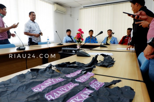 Empat mahasiswa diamankan petugas saat pelantikan anggota DPRD Riau.