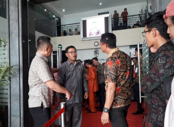 Beberapa undangan termasuk awak media tertahan di luar gedung DPRD Pekanbaru (foto/riki)