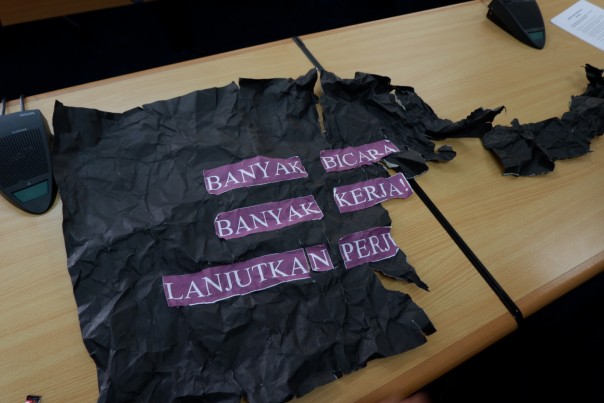 Poster yang dibentangkan mahasiswa saat pelantikan anggota DPRD Riau.