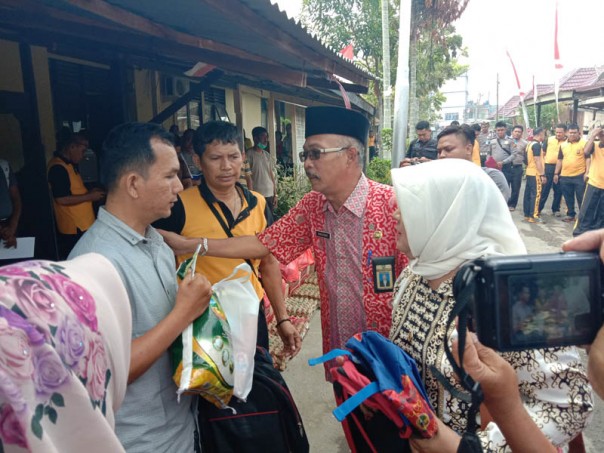 Kapolres Inhil AKBP Christian Rony Putra bersama Sekretaris Kesbangpol Marlis Syarif memberikan bantuan/rgo