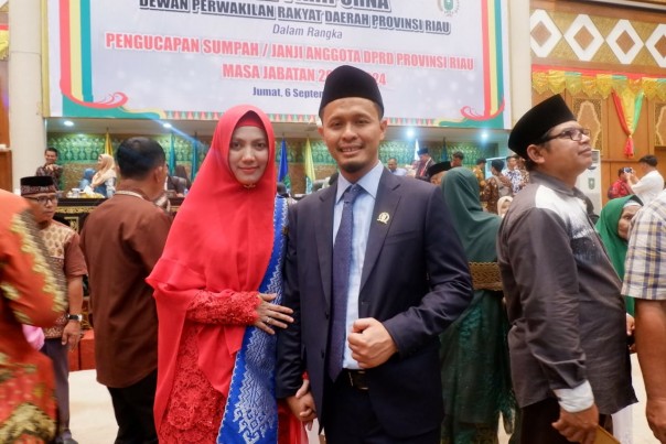 Agun Nugroho bersama Istri berfoto bersama usai dilantik menjadi anggota DPRD Riau priode 2019-2024