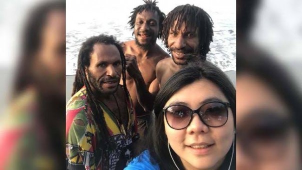 Veronica Koman bersama warga Papua